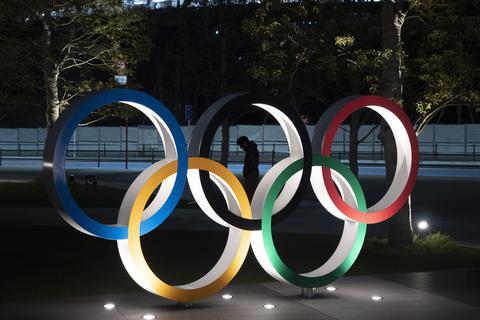 Die Olympischen Ringe vor dem Nationalstadion in Tokio. Archivfoto: dpa