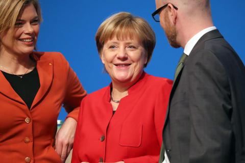 So ein CDU-Parteitag ist ja eigentlich doch ganz schön: Bundeskanzlerin Angela Merkel (Mitte) hat mit der Vizevorsitzenden Julia Klöckner und Generalsekretär Peter Tauber einiges zu lachen. Foto: dpa