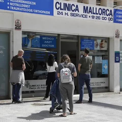 Urlauber warten in El Arenal vor einer Klinik. Corona-Tests sind auf Mallorca keine billige Angelegenheit.