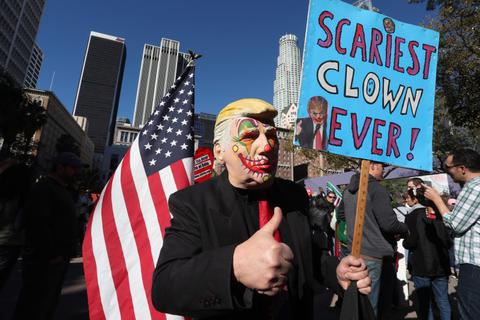 Ein Demonstrant verhöhnt den gewählten US-Präsidenten Donald Trump als "unheimlichsten Clown jemals". Foto: dpa