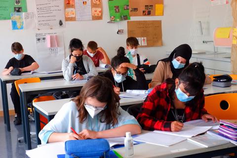 Biologie mit Bedeckung:  An der Sophie-Scholl-Schule gilt die Maskenpflicht auch im Unterricht. Foto: Jens Etzelsberger 