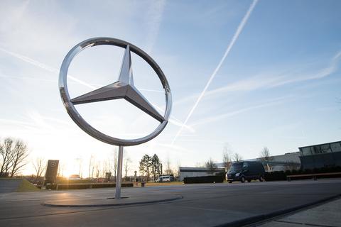Die Verbraucherzentralen bereiten eine Musterklage gegen Daimler wegen des Diesel-Skandals vor. Foto: Sebastian Gollnow/dpa