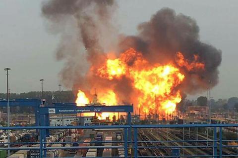Nach der Explosion: Flammen und Rauch breiten sich auf dem Gelände des Chemiekonzerns BASF aus.  Archivfoto: dpa 
