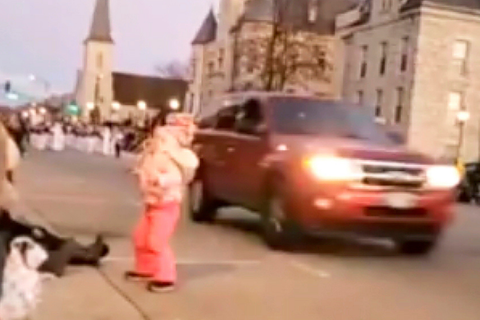 USA, Waukesha: Auf diesem Standbild aus einem Video rast ein Geländewagen an einem jungen Mädchen und anderen Teilnehmern einer Weihnachtsparade vorbei und fährt weiter durch die Parade.  Foto: Jesus Ochoa/Jesus Ochoa/AP/dpa