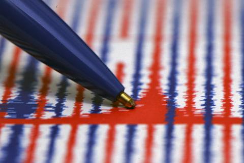 Ein Kugelschreiber zeigt Wellen eines Erdbebens auf dem Ausdruck eines Seismographen.