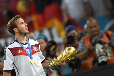 Ein Traum wurde wahr: Mario Götze mit dem Pokal. Foto: dpa
