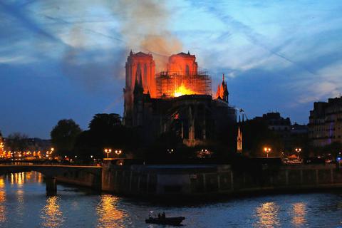 In der Kathedrale Notre-Dame in Paris ist ein Feuer ausgebrochen. Foto: dpa