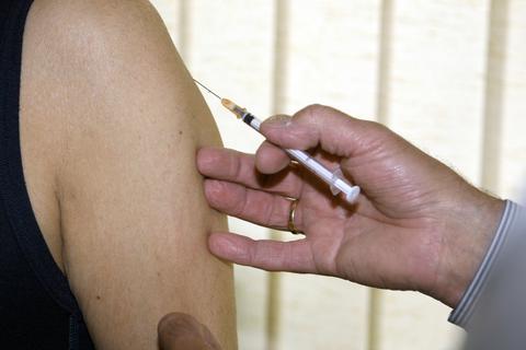 Was ist über die Nebenwirkungen der Impfstoffe, die in Frage kommen bekannt? Foto: dpa