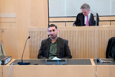 Strenge Corona-Vorkehrungen: Hinter Plexiglasscheiben sitzt der 28-jährige mutmaßliche Haupttäter auf der Anklagebank im Limburger Schwurgerichtssaal. Foto: Steffen Gross  