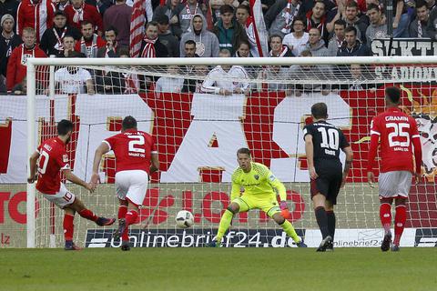 Der Elfer von Yunus Malli brachte Mainz 05 auf die Siegerstraße. Foto: Torsten Boor.