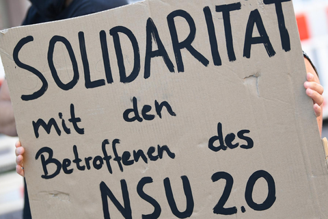 Sie wollen die Opfer der Polizeiaffäre nicht alleinlassen: Demonstranten in Wiesbaden fordern Solidarität ein.  Archivfoto: dpa