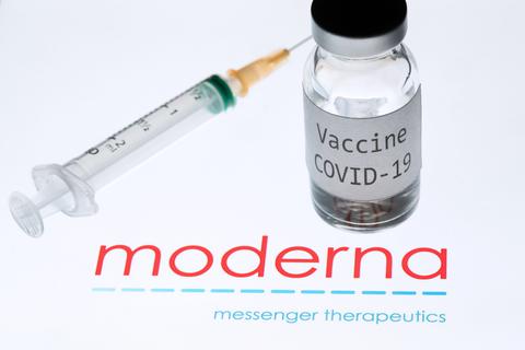 Das Foto zeigt eine Spritze und eine Flasche mit der Aufschrift "Vaccine Covid-19" neben dem Logo des Biotech-Unternehmens Moderna.  Foto: dpa