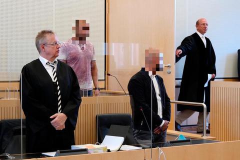 Die Ehefrau des verurteilten Mörders belastete den angeklagte 38-jährigen Onkel (3. von links) des Todesschützen schwer .  Foto: Steffen Gross  
