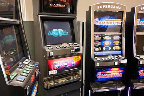 Illegale Spielautomaten stehen bei der Polizei. Ein illegales Casino ist in Köln-Ostheim ausgehoben worden. Bei der Razzia wurden unter anderem Spiel- und Wettautomaten sicher gestellt. Außerdem wurden rund 90000 Euro beschlagnahmt.  Foto: dpa