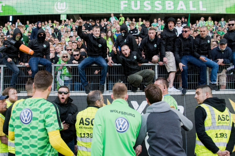 Diskussionsbedarf in Wolfsburg: VfL-Spieler nach dem 1:3 gegen den HSV bei den Fans. Foto: dpa