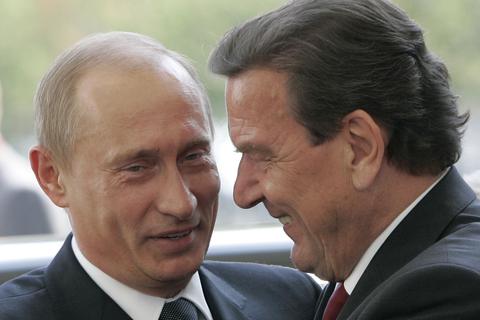 Altkanzler Schröder (rechts) und Putin begrüßen sich zu Schröders Amtszeit in Berlin. Vor kurzem unternahm Schröder eine Reise nach Moskau, um mit Putin über den Krieg zu sprechen. Archivfoto: dpa