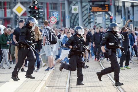 Polizisten laufen im Jahr 2018 nach dem Abbruch des Stadtfestes Chemnitz über eine Straße. Nach einem tödlichen Streit war es in der Innenstadt zu einer Demonstration gekommen. Archivfoto: dpa