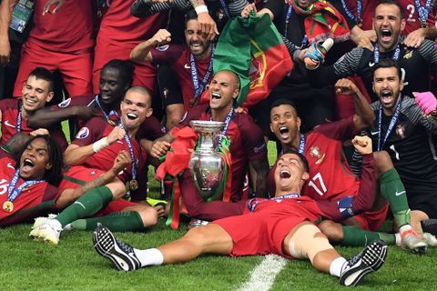 Das portugiesische Team um Ronaldo feiert. Foto: dpa