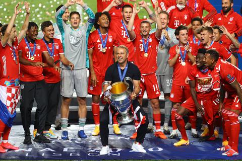 Bayerns Cheftrainer Hans-Dieter Flick hebt die Trophäe, nachdem München das Champions-League-Finalspiel gegen PSG gewonnen hat.  Foto: dpa