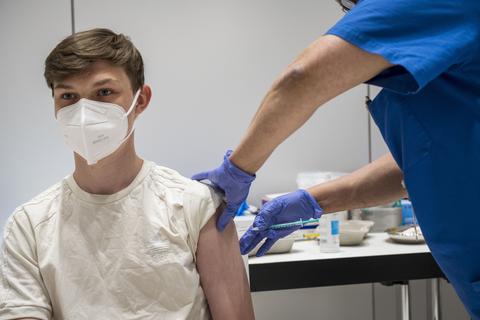 Ein 15-Jähriger wird in Wiesbaden gegen Covid-19 geimpft. Foto: epd