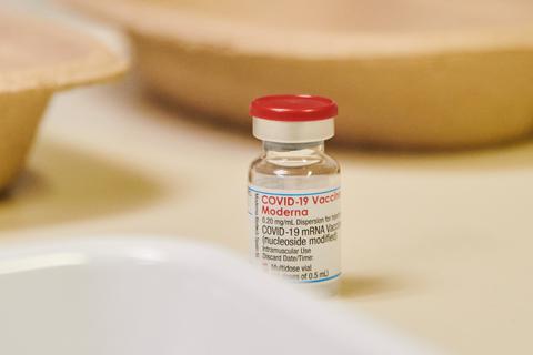 Ein Fläschchen mit Corona-Impfstoff von Moderna. Foto: dpa