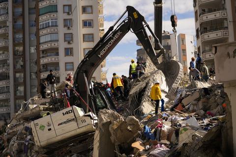 Mitglieder eines Rettungsteams suchen nach Menschen in einem zerstörten Gebäude. Rettungskräfte suchten nach Überlebenden in den Trümmern tausender Gebäude, die durch ein starkes Erdbeben und mehrere Nachbeben, die die Osttürkei und das benachbarte Syrien erschütterten, eingestürzt waren. +++ dpa-Bildfunk +++
