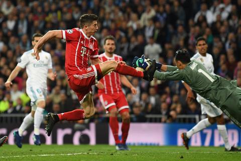 Madrids Torwart Keylor Navas (r) und Münchens Robert Lewandowski kämpfen beim Halbfinal-Rückspiel im Santiago Bernabeu Stadion um den Ball. Foto: dpa