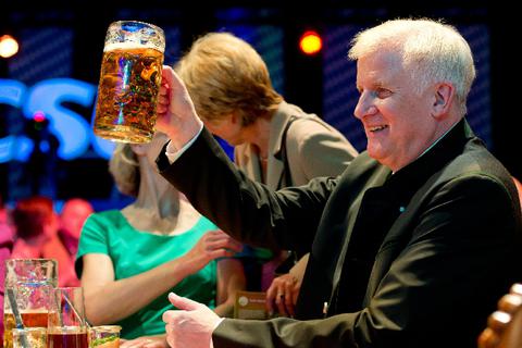 Horst Seehofer feiert das Ergebnis der CSU bei der Europawahl schon mal vor. Foto: dpa