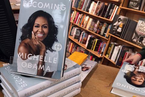 Exemplare des neuen Buches der früheren First Lady Michelle Obama. Foto: dpa 