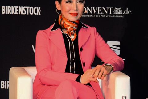 Sung Joo Kim berichtet über ihre Firma MCM. Foto: Anja Kossiwakis