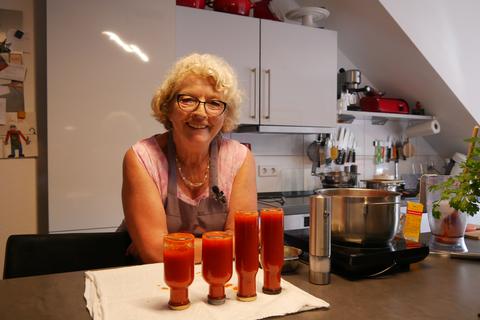 Ute Haufe, besser bekannt als "Oma Ute", zeigt diesmal, wie man Ketchup selbst macht.