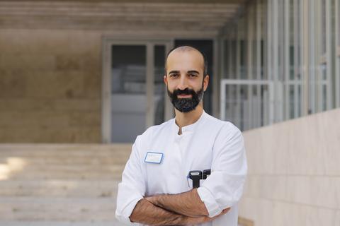 Dr. Cihan Celik ist Oberarzt und Facharzt für Innere Medizin und Pneumologie. Seit Beginn der Pandemie arbeitet er auf der Covid-19-Normalstation. Foto: Klinikum