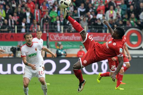 Augsburgs Daniel Baier (l) und Jhon Cordoba von Mainz kämpfen um den Ball. Foto: dpa