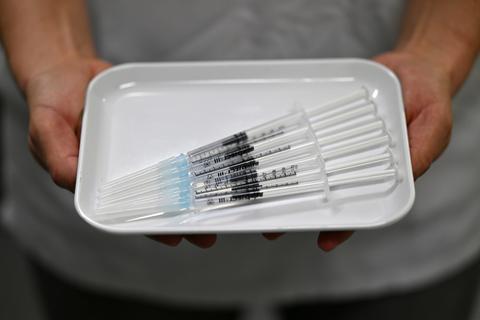 Vorbereitete Spritzen für die Corona-Impfung. Foto: Martin Schutt/dpa-Zentralbild