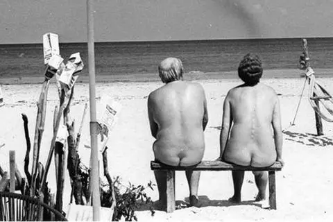 Selbst gebauter Windschutz aus Strandgut gehörte zum Ostsee-Urlaub. Foto: Hans Parczyk/Darß-Museum Prerow