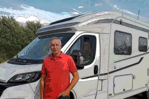InitiatorAlbert Märkl vor seinem Campmobil. Foto: Rolf Lehmann