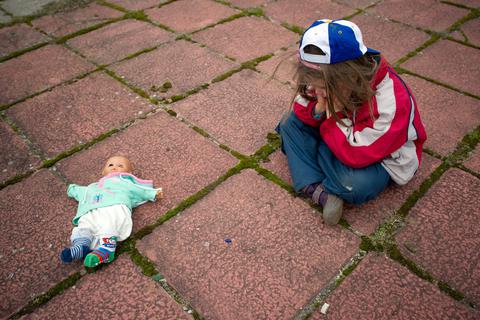 Wenn die Lieblingspuppe kaputt ist, gibt es keine neue - denn es ist kein Geld dafür da: Eine Erfahrung, die viele Kinder in Deutschland machen müssen, weil sie in Armut aufwachsen. Foto: dpa