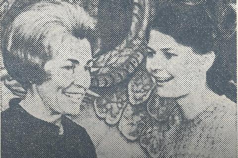 Der Zeitungsausschnitt aus der Frankfurter Rundschau zeigt, wie Karin Storch (re.) im Januar 1968 die Theodor Heuss-Medaille aus den Händen von Hildegard Hamm-Brücher (FDP) erhält.Foto: Institut für  Stadtgeschichte  Foto: Institut für  Stadtgeschichte