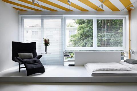Fröhliche Atmosphäre und zurückhaltende Möblierung im Apartment in Berlin, das Fabian Freytag gestaltet hat.