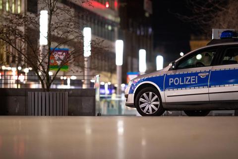 Im Auge des Gesetzes: Die Polizei kontrolliert in Hannover die Einhaltung der Ausgangssperre. Foto: dpa