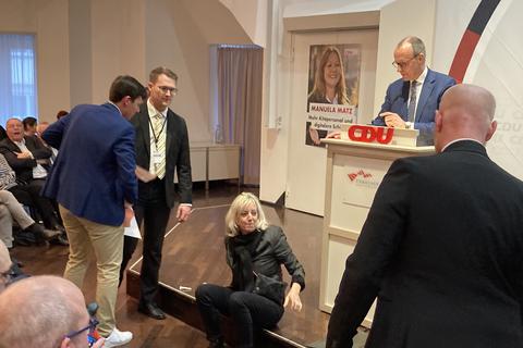 Eine von zwei Klimaschutzaktivistinnen der Letzten Generation hat bei einer Rede des CDU-Bundesvorsitzenden Friedrich Merz in Mainz gestört und sich mit einer Hand auf der Bühne festgeklebt. Sie setzten sich während einer Parteiveranstaltung zur Oberbürgermeisterwahl in Mainz mit einem Transparent vor das Rednerpult und riefen "Wir sind die 99 Prozent".