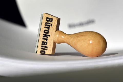 Weil sich Bund und Länder nicht einigen können, warten mehrere 100.000 Ruheständler noch immer auf die staatliche Energiepreispauschale.