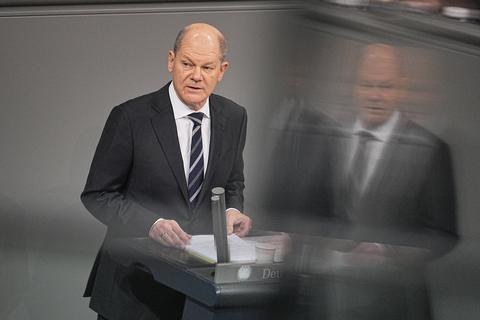 Bundeskanzler Olaf Scholz (SPD) gibt im Bundestag seine erste Regierungserklärung ab. Foto: Michael Kappeler/dpa