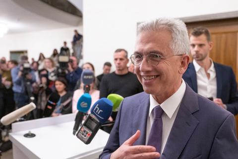 Lächelnder Verlierer: Peter Feldmann am Abend der Abwahl vor Medienvertretern im Frankfurter Rathaus.