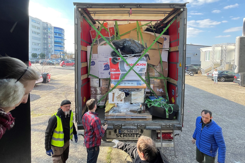 Am Sonntag hat sich der erste 40-Tonner voller Hilfsgüter von Bodenheim aus auf die Reise in die Ukraine gemacht.  Foto: Andreas Lerg