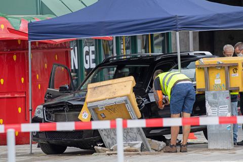 Berlin: Der nach einem Verkehrsunfall beschädigter Wagen steht am Bahnhof Zoo unter einem Zelt der Polizei, die Spuren des Unfalles sichert.  Foto: Paul Zinken/dpa