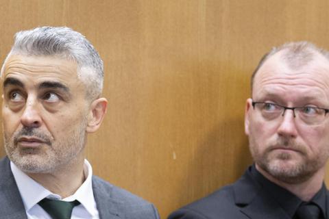 Sprechen nicht von Mord, sondern von Totschlag: Stephan Ernsts Anwälte Mustafa Kaplan (links) und Jörg Hardies. Foto: dpa