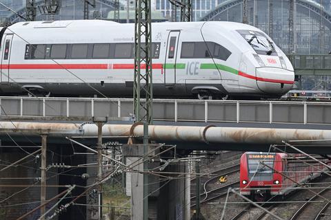  Ein ICE (oben) der Bahn und eine S-Bahn verlassen den Frankfurter Hauptbahnhof.  Foto: dpa
