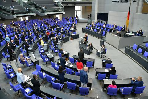 Während FDP-Chef Linder die geplanten bundeseinheitlichen Regelungen zu Ausgangsbeschränkungen kritisiert, begrüßt SPD-Experte Lauterbach die Maßnahmen im Bundestag. Archivfoto: dpa