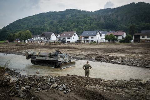 Einheiten der Bundeswehr stellten im Ahrtal Brücken und andere infrastrukturelle Einrichtungen wieder her. Wie lange sie noch vor Ort sind, ist noch ungewiss. Foto: Lili Judith Oberle